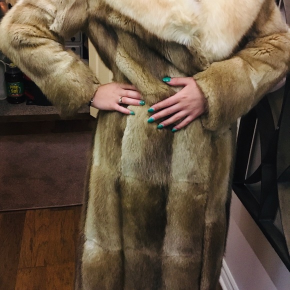 FULL LENGTH MUSCRAT WITH FOX COLLER FUR COAT! 🧥 - Picture 1 of 6
